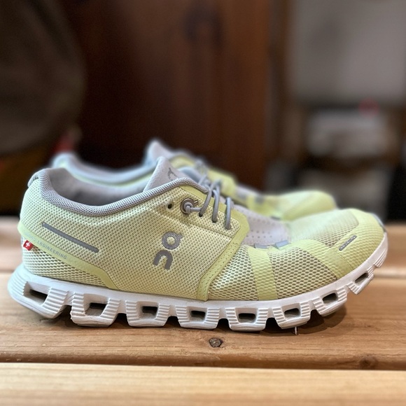 ON CLOUD 5 Running Shoes Hay Frost Women Sneakers 8 - Picture 2 of 16